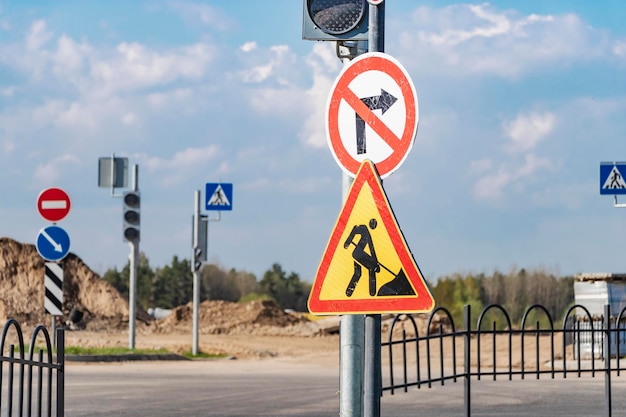 Verkeersbord over bouw- en reparatiewerkzaamheden Verbod op toegang tot de bouwplaats Afgesloten weg Bouw- en wegwerkzaamheden