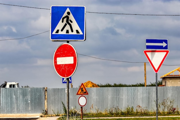 Verkeersbord over bouw- en reparatiewerkzaamheden. Verbod op toegang tot de bouwplaats. Gesloten weg. Bouw- en wegenwerken.