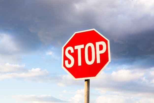 Verkeersbord stop op een hemelachtergrond