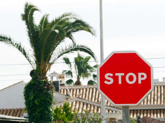 Verkeersbord stop Rood met witte letters