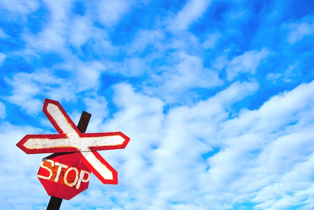 Verkeersbord stop tegen de blauwe lucht