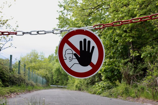 Verkeersbord tegen bomen