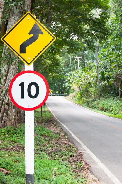 Verkeersbord tegen bomen