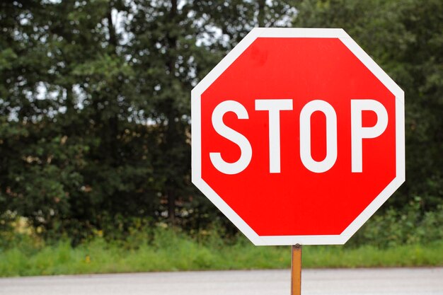 Foto verkeersbord tegen bomen