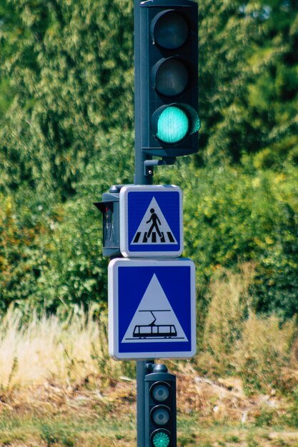 Verkeersbord tegen bomen