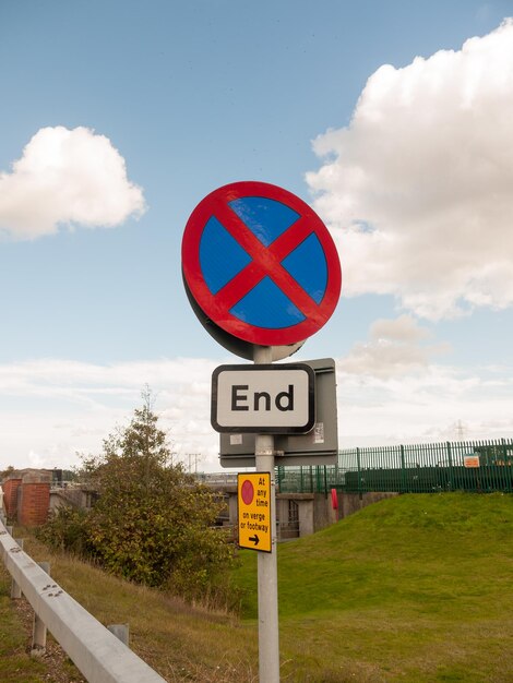 Verkeersbord tegen de lucht