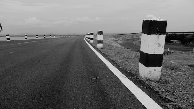 Verkeersbord tegen de lucht