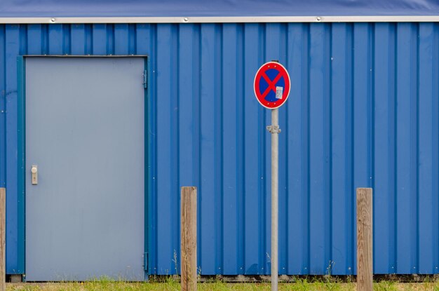 Foto verkeersbord tegen een blauwe hemel