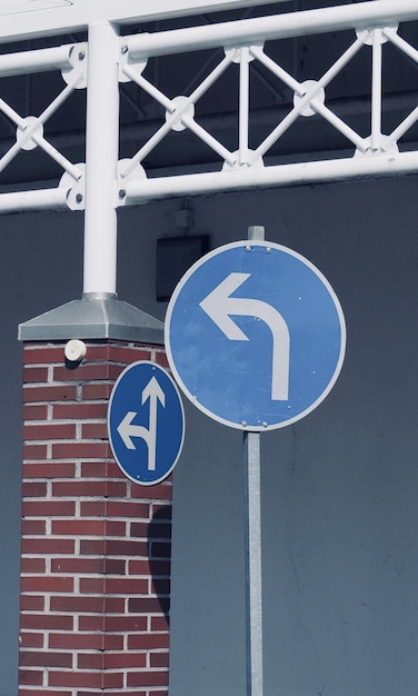 Foto verkeersbord tegen een blauwe hemel