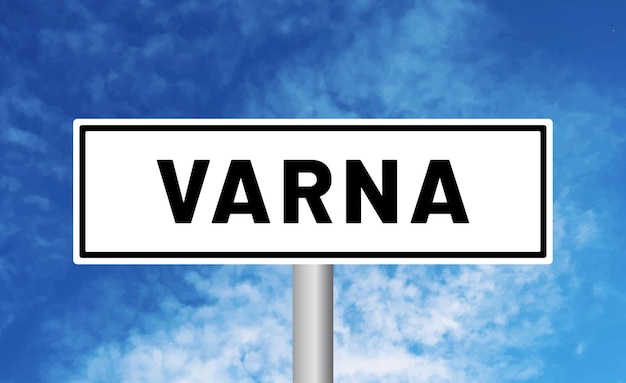 Foto verkeersbord van varna op blauwe achtergrond