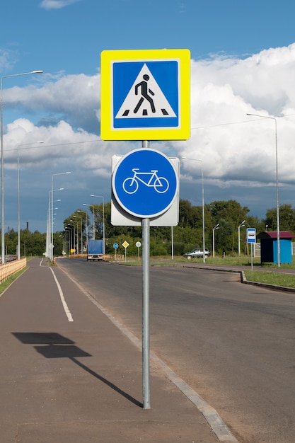 Verkeersbord voor voetgangersoversteekplaats en fietspad