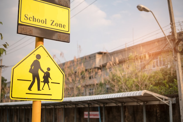 Verkeersbord voorzichtigheid teken school kruising.