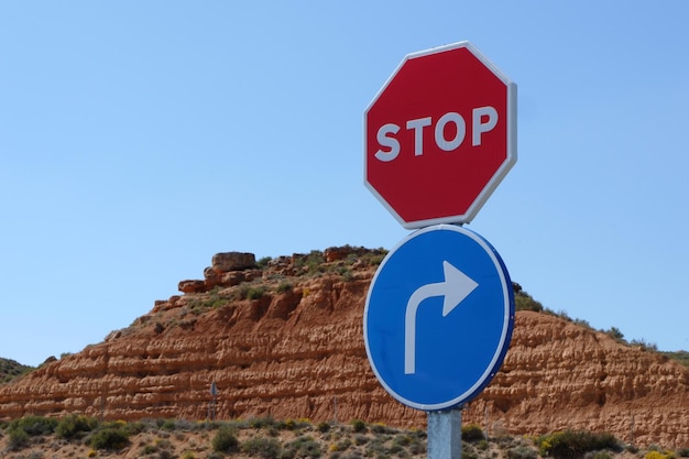 Verkeersborden Stop en sla rechtsaf op de snelweg in Spanje Madrid Barcelona transportroute