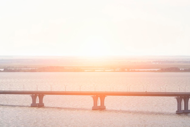 Verkeersbrug over de rivier bij zonsondergang of zonsopgang