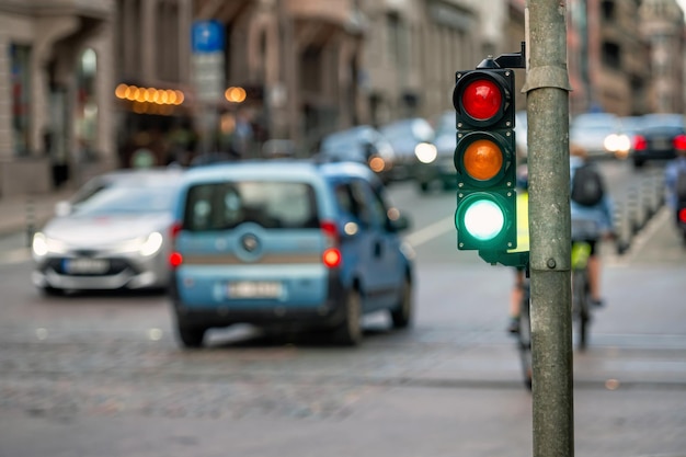 Verkeerslicht op de straat kruising met prachtige bokeh stad met auto's op de achtergrond