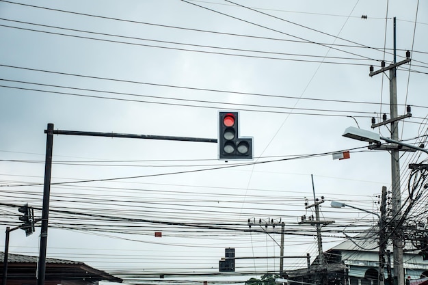 Verkeerslicht op kruispunten met rood licht met wirwar van elektrische kabels