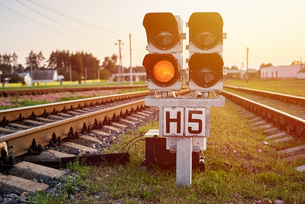 Verkeerslicht toont rood signaal op een spoorweg