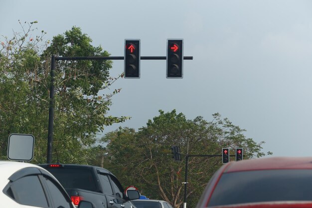 Verkeerslichten die op rood staan geven aan te stoppen en er staan veel auto's te wachten