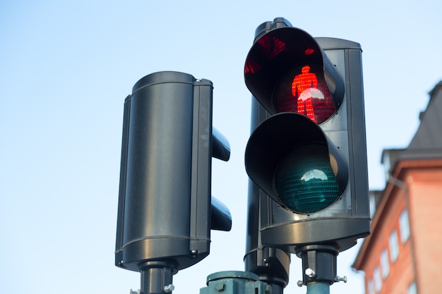 Verkeerslichten met het rode licht verlicht voor voetgangers tegen de hemel in Stockholm, Zweden