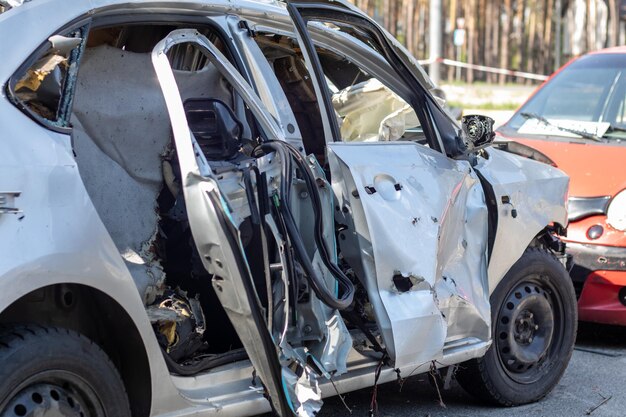 Foto verkeersongeval op straat beschadigde auto na een botsing in de stad ongeval als gevolg van te hard rijden en alcoholintoxicatie transportachtergrond het concept van verkeersveiligheid en verzekering