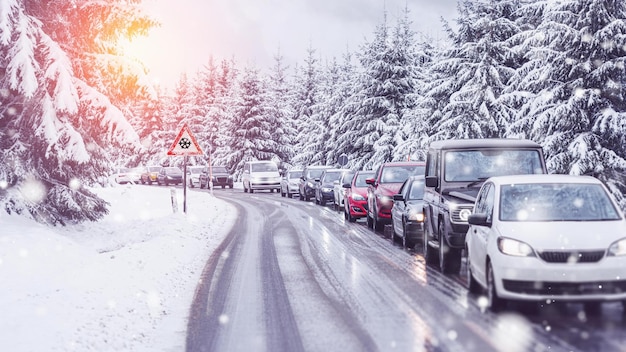 Verkeersopstopping op een gladde weg in een prachtig boslandschap