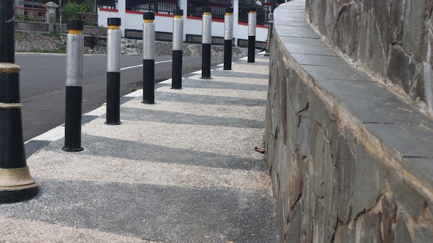 Verkeerspaaltjes op de stoep van de stadsstraat