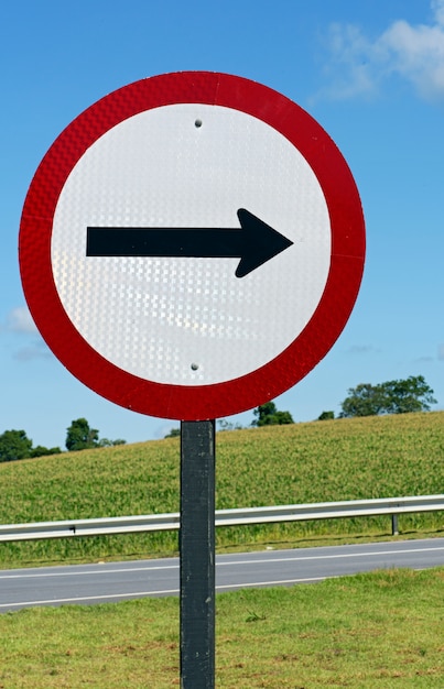 Foto verkeersteken die de richting van verkeer waarschuwen