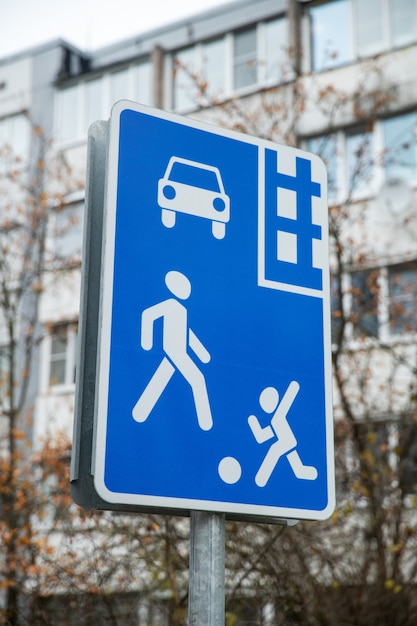 Verkeersteken in blauw op de stadsstraat. Voetgangerszone