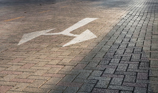 Verkeersteken op grond met concreet blok