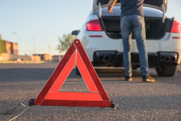 Verkeerswaarschuwingsbord op weg met auto