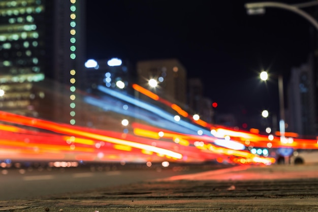 Verkeerweg met lichten's nachts bokeh stedelijke achtergrond Stad en rode lichten Straat