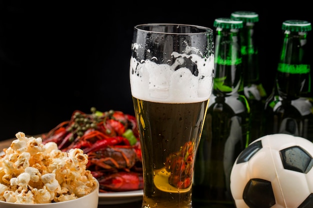 Verkiezing van feestmaaltijden voor het kijken naar voetbalkampioenschap Kreeft en bier