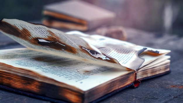 Verkoolde boeken op tafel boeken na de brand