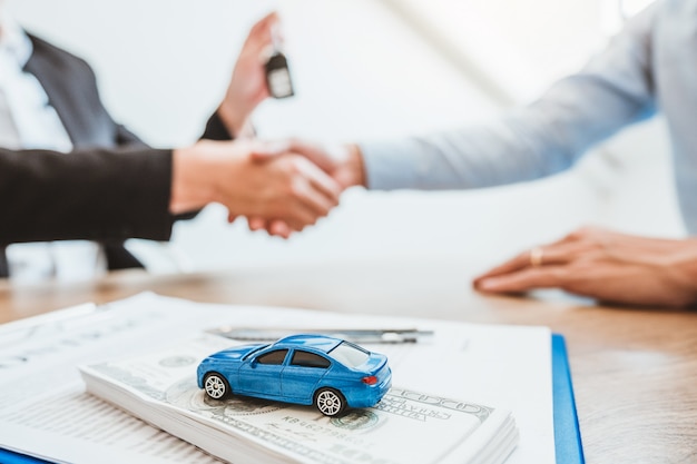 Verkoop agent handdruk deal overeenkomst succesvolle auto lening contract met klant en teken overeenkomst contract Verzekering auto.