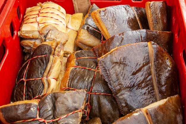 Verkoop van gerookte kamchatka-vis. zeevruchten uit het verre oosten, natuurlijke gerookte vis - heilbotzalm op de kerstmarkt van de stad.