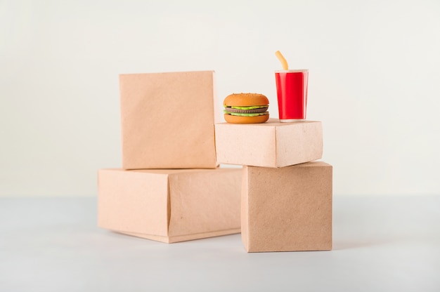 Verkoop van producten. Veel vakken op een witte achtergrond close-up en kopieer de ruimte. Fast food.