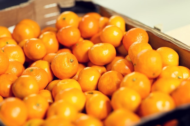 verkoop, winkelen, vitamine C en gezond voedselconcept - rijpe mandarijnen op de kruideniersmarkt of boerderij