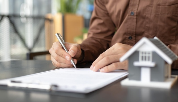 Verkoopmanager of makelaar bereidt zich voor om samen de sleutels en het huis over te dragen