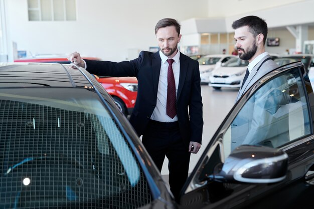 Verkoper die nieuwe auto vertegenwoordigt