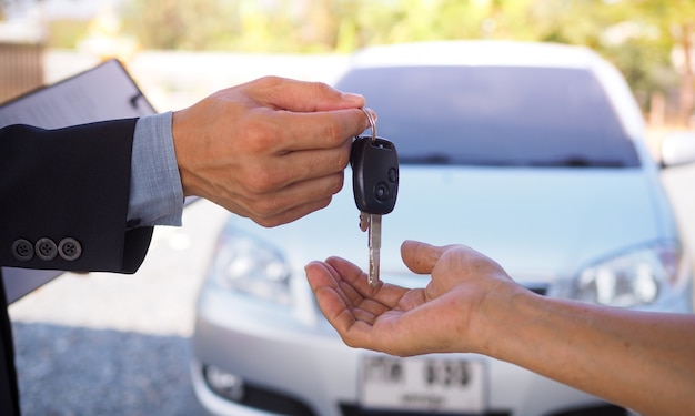 Verkoper die zeer belangrijke auto geeft aan een koper