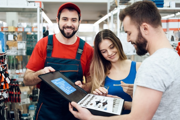 Verkoper toont enkele nieuwe toolbox voor clients.