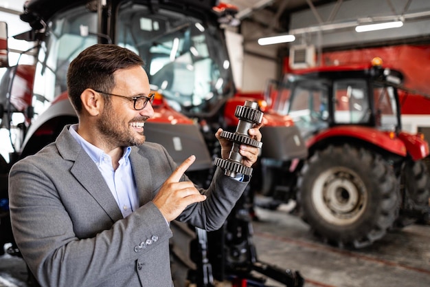 Foto verkoper van tractoren die klanten reserveonderdelen voor landbouwmachines levert
