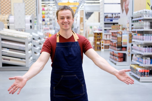 Verkoper verwelkomt klanten met een glimlach in de bouwwinkel