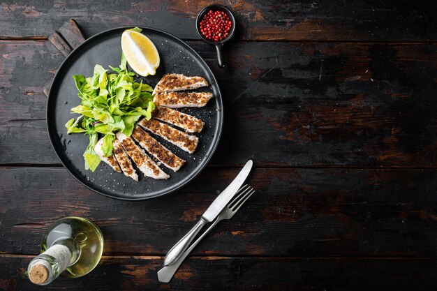 Verkruimeld, gegrilde kipfilet, op houten tafel, plat leggen