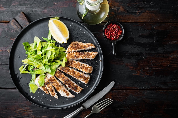 Verkruimeld, gegrilde kipfilet, op houten tafel, plat leggen