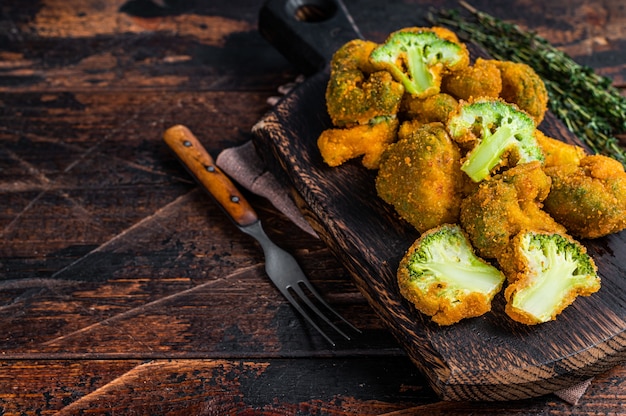 Verkruimelde broccoli steaks op een houten bord