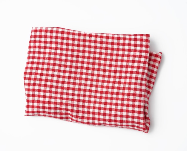 Verkrummelde keuken rood-witte handdoek op een witte achtergrond top view