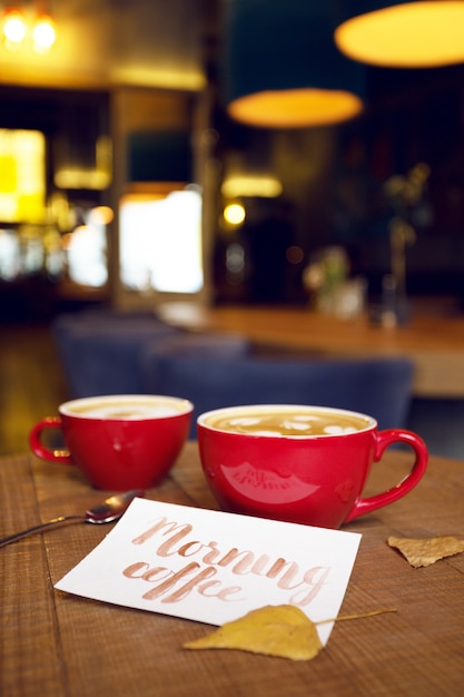 Verkwikkende koffie in de ochtend in een café