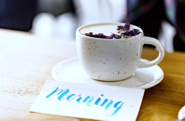 Verkwikkende koffie in de ochtend in een café