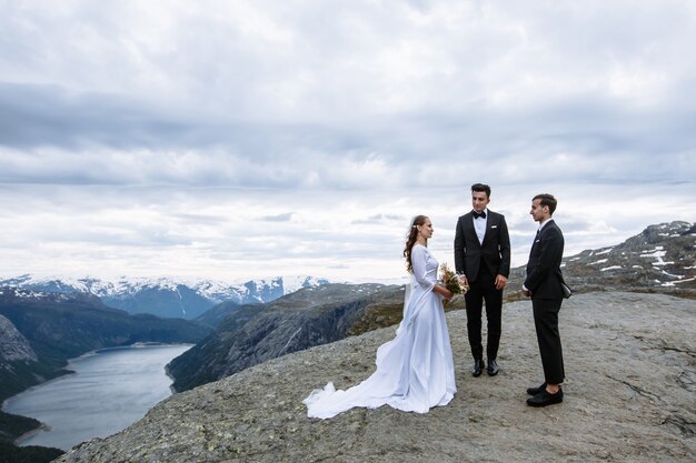 Verlaat de huwelijksceremonie op een rotsfragment in Noorwegen genaamd Troll's Tong